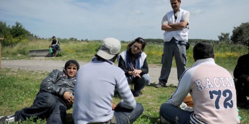 Cécile Bossy, coordinatrice de Médecins du Monde à Dunkerque, en compagnie des migrants à Calais. Photo : metronews.fr