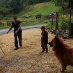 Reportage : « Bienvenue en milieu rural » »Wolfgang Beuse est le dernier fermier de Wildemann, un village de 1 300 âmes dans le massif allemand du Harz. Depuis la fermeture des mines qui faisaient sa richesse, cette région a misé sur le tourisme et vu peu à peu disparaître ses paysans. Wolfgang, lui, est toujours là. Depuis quarante-six ans, il travaille seize heures par jour dans sa ferme et s’en trouve bien. »A voir sur arte : http://videos.arte.tv/fr/videos/total-rural–7591774.html Le petit village de Wildemann n’a plus qu’un seul fermier, rebelle des alpages que tout le monde vient aider.