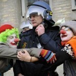 Les vendeurs de Castorama agressent les clowns qui se moquaient du Roundup – Reporterre