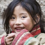 Un-SDF-adopte-une-petite-fille-abandonnee_w300