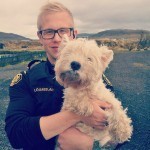 policiers-en-islande-reconforter-les-chiens-abandonnes