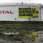 760x487_manifestation-greenpeace-contre-raffinerie-groupe-total-havre-octobre-2009