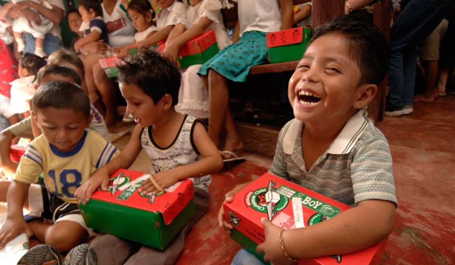 15 idées cadeaux pour un Noël équitable à destination des enfants ! By Mrmondialisation Shoe-Box-Distribution-in-Belize-2006-e1416756726455-920x537