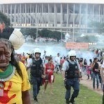 2014-06-04-chiefraioniwalkingawayfromtheprotest27.05.14creditmairairigarayamazonwatch-thumb