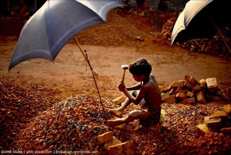 Travail des enfants : le lourd secret des pavés de nos rues Child-labour-51-810x542