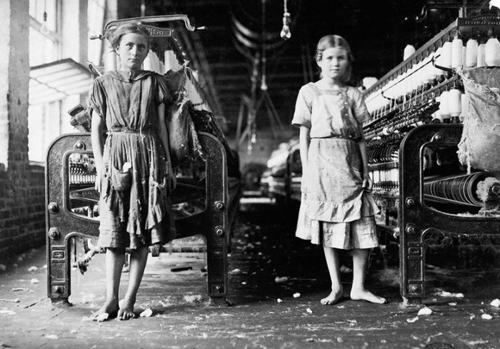 Lewis Hine - Spinners in a cotton mill, 1911