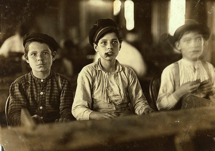 Lewis_Hine,_Cigarmakers,_Tampa,_Florida,_1909