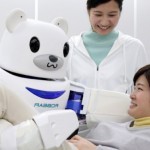 13736078-video-robear-un-robot-ours-costaud-qui-deplace-des-patients-handicapes