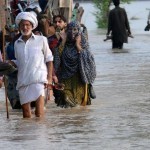 543967-des-pakistanais-marchent-sur-une-route-inondee-le-19-aout-2013-pres-de-lahore