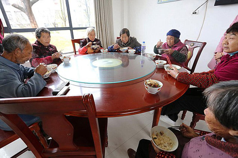 chinese-millionaire-xiong-shuihua-returns-to-village-builds-residents-free-luxury-homes-for-their-kindness-growing-up-4