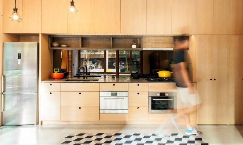 Cette maison génère plus d’énergie qu’elle n’en consomme Prefab-Tiny-House-ArchiBlox-Carbon-Positive-House-Australia-Kitchen-Humble-Homes-e1425998977332