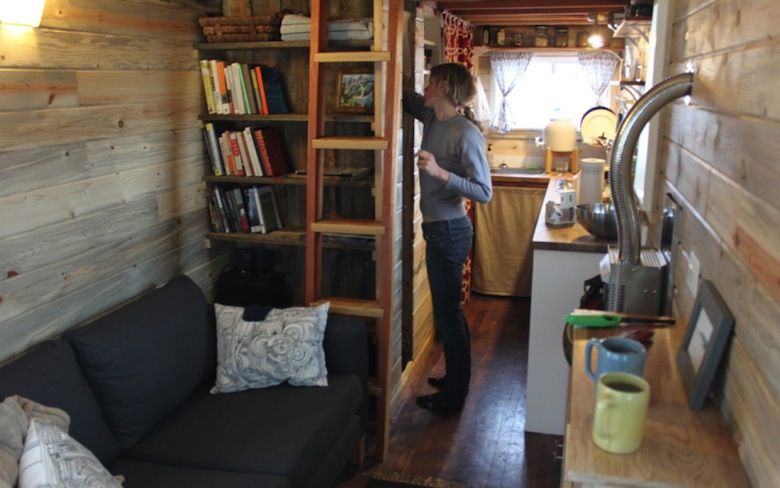 image.adapt.960.high.CT20131121_Tiny_House_interior_person_a