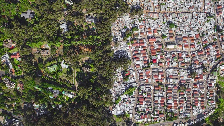 https://mrmondialisation.org/wp-content/uploads/2016/06/drone-photos-inequality-south-africa-johnny-miller-15.jpg