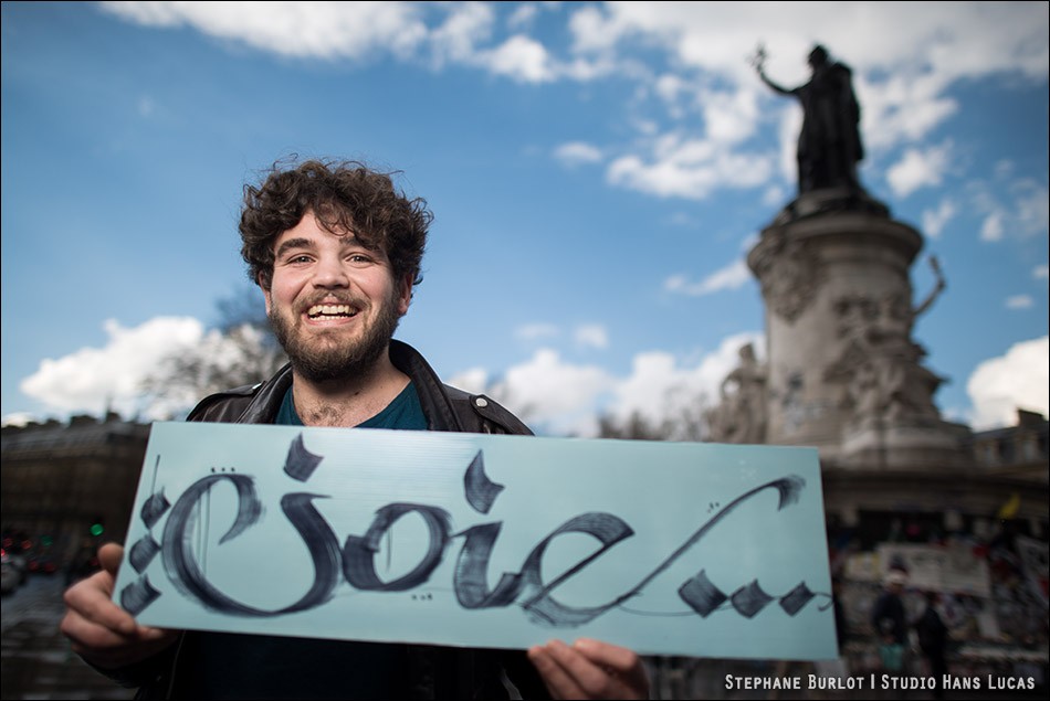 Portrait de Ludo, youtuber de Osons causer, réalisé dans le cadre de la Nuit Debout - Paris, avril 2016 "La joie est le plus puissant des arguments".