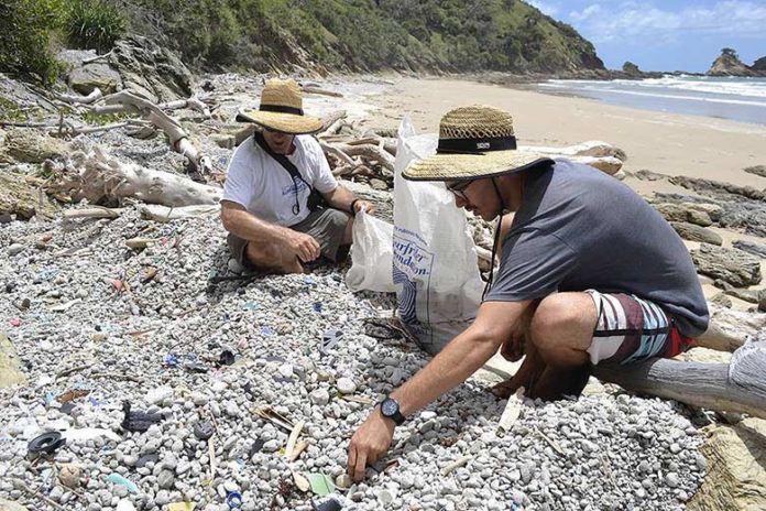 Trois Bretons font le tour du monde pour nettoyer les océans