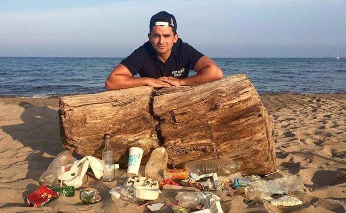 Un pompier à l'attaque de la pollution des plages et des mers