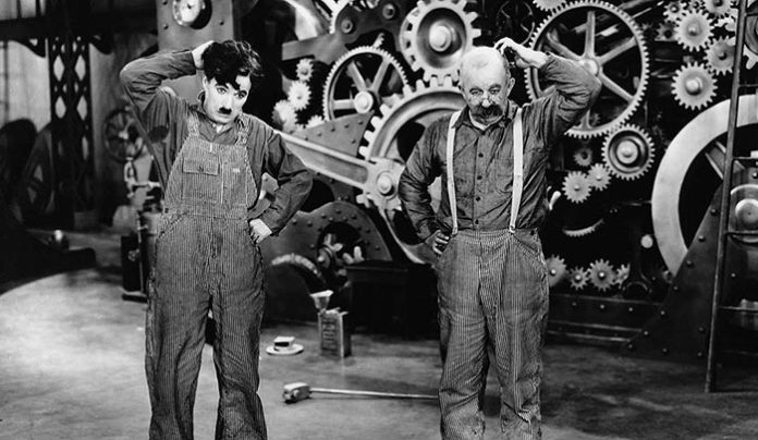 Moins travailler au delà de 40 ans est meilleur pour la santé ! Notre-film-culte-du-dimanche-Les-Temps-modernes-de-Charlie-Chaplin-696x404