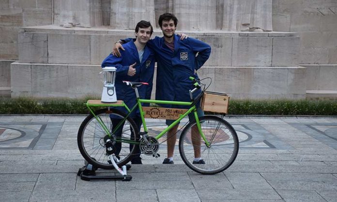 Ces deux jeunes redonnent vie aux objets jetés à la rue