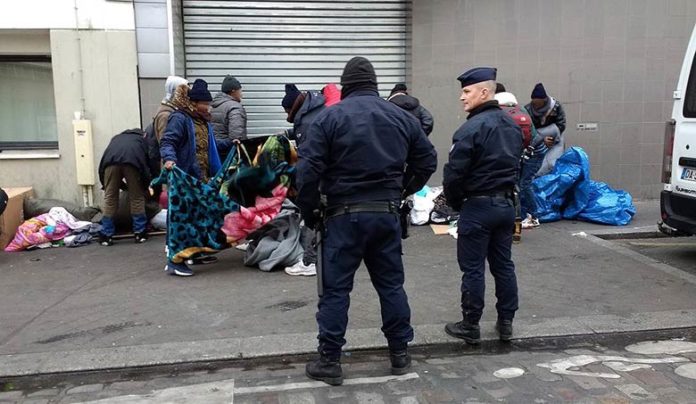 Paris : les couvertures de migrants SDF confisquées par des policiers