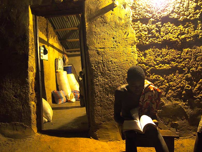 Un projet français apporte l’électricité aux villages reculés d’Afrique ! By Mrmondialisation Poweron6
