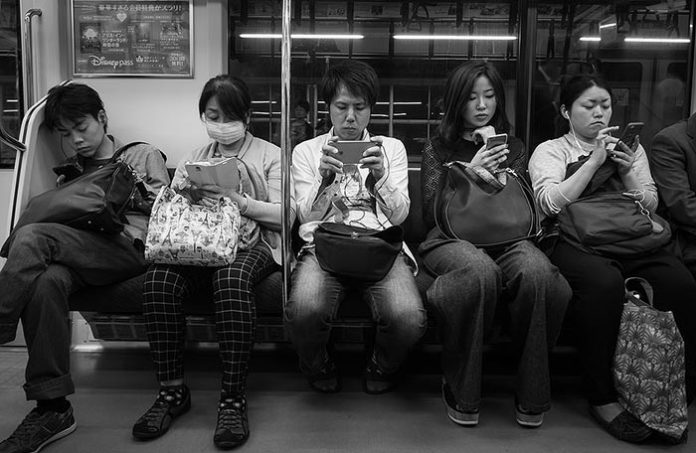 Tous connectés mais isolés ? Les paradoxes du numérique