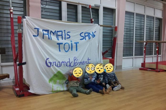 Une école occupée par des citoyens pour protéger trois familles à la rue
