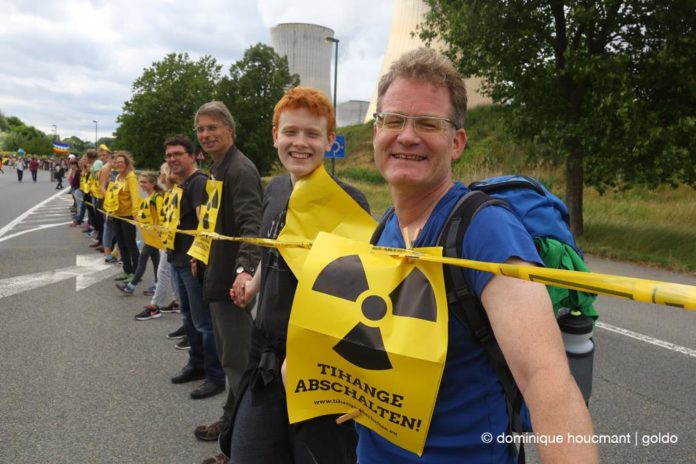 Belgique : 50.000 citoyens se donnent la main contre le nucléaire