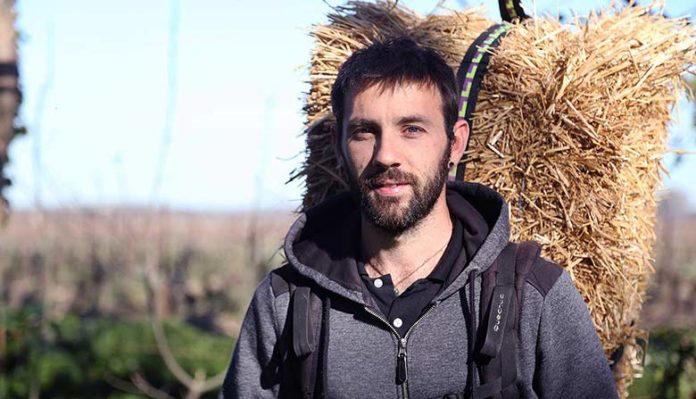 Il fait 1600 kilomètres à pied, ballot paille sur le dos, pour sensibiliser à la construction durable