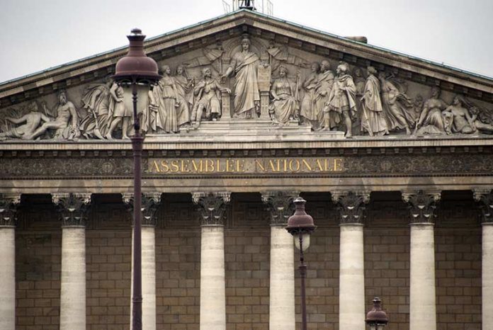 Pouvoir excessif, légitimité douteuse, débat parlementaire stérile : faut-il revoir le mode de scrutin des législatives ?