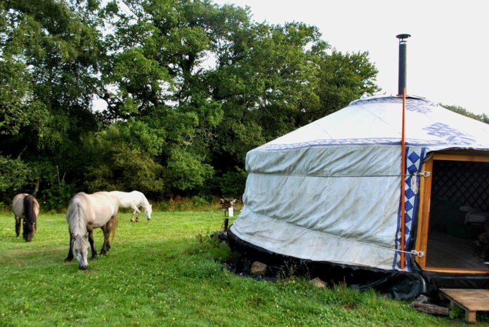 Au « Bois du Barde » : yourtes, résilience locale et transition écologique