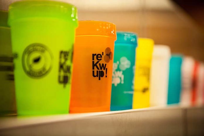 Le succès des gobelets réutilisables pour limiter les déchets des festivals