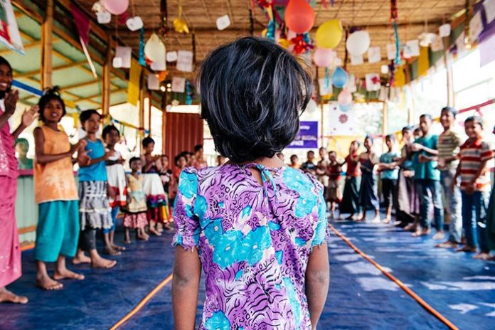 Dans le chaos des camps Rohingyas, 720 000 enfants nous regardent