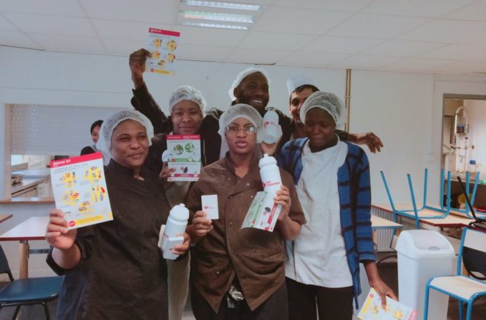 Ici, on cuisine 100 repas par jour pour les plus démunis