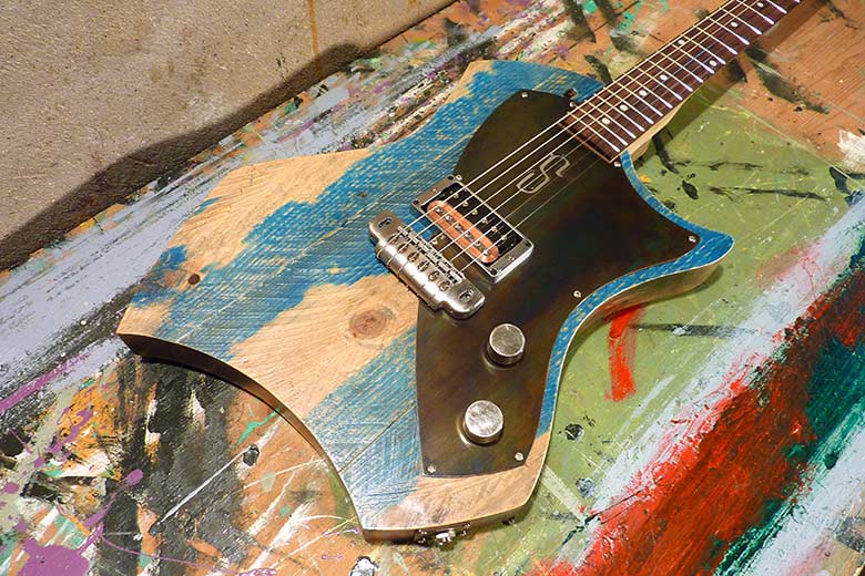 France : ce luthier construit des guitares à partir de palettes en bois  recyclées