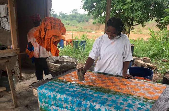 Au Ghana, on revalorise la culture locale grâce à l’art traditionnel du batik