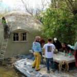 Construction-d’une-Kerterre-sur-un-dôme-de-bambou-(dessinée-par-Luc-Schuiten-pour-le-festival-des-jardins-de-la-Saline-Royale-d’Arc-et-Senans)