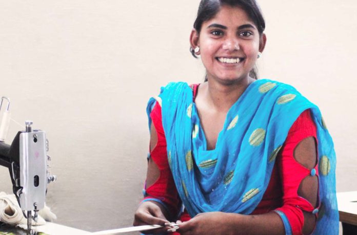 Deux Français réinventent la mode éthique en aidant les travailleuses du textile en Inde