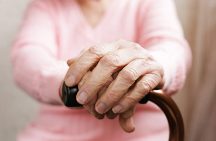 Étude : 1,4 millions de seniors sans salaire ni retraite en France