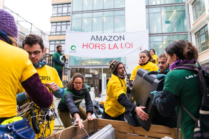 15 m3 de déchets électroniques déversés devant le siège d’Amazon