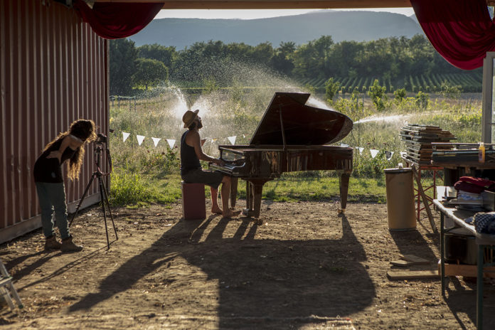Aux Jardins En-chantants, carottes et navets poussent au son du piano