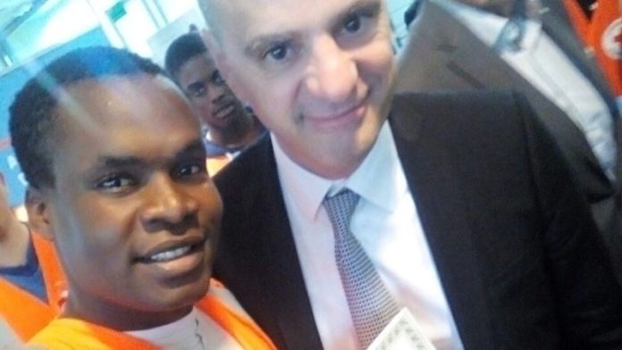 Félicité par le ministre de l’Éducation nationale, Aluisio est menacé d’expulsion