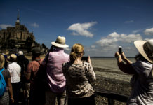 Mont-Saint-Michel : l’envers du tourisme de masse exposé par Martin Bertrand