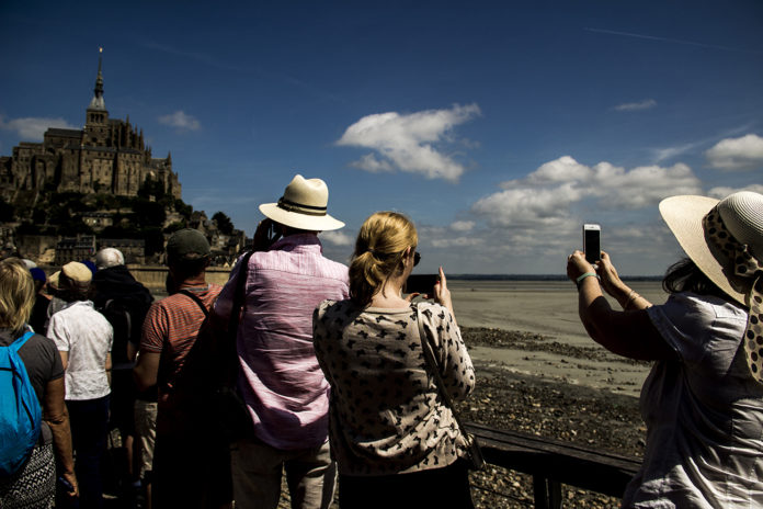 Mont-Saint-Michel : l’envers du tourisme de masse exposé par Martin Bertrand