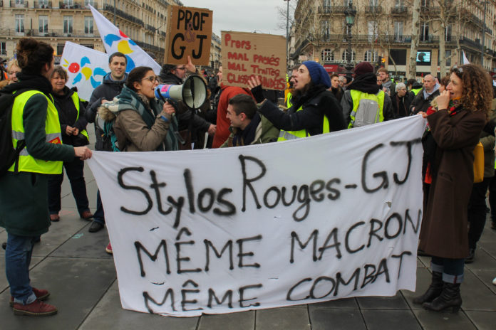 Stylos rouges : au milieu des gilets jaunes, le corps enseignant veut se faire entendre
