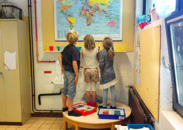 Cette jeune enseignante fait le tour du monde des écoles alternatives