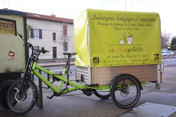 La Miecyclette, du pain bio pétri à la main et livré à vélo