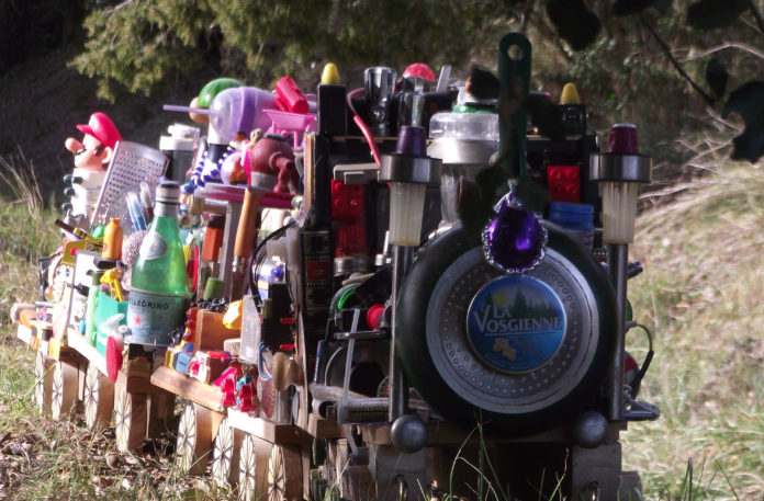Gard : un artiste crée des trains de déchets récupérés dans la nature