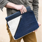 pochette-ordinateur-bleue-en-chanvre-teintures-vegetales