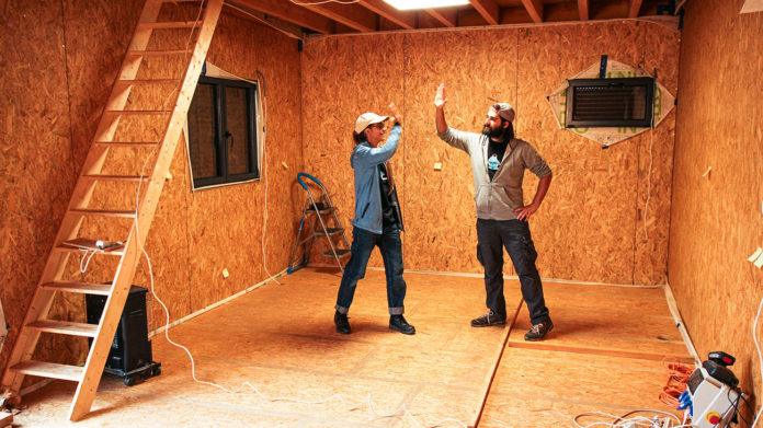 Ces deux Français construisent leur maison de A à Z et racontent comment sur Youtube