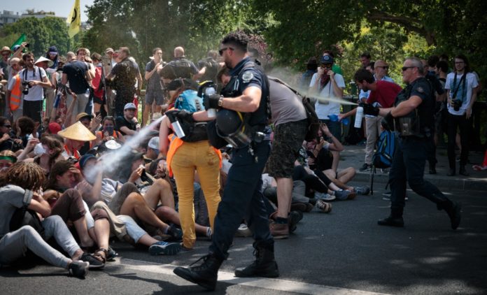 Violenter des activistes pacifistes de l’environnement : une passion française ?